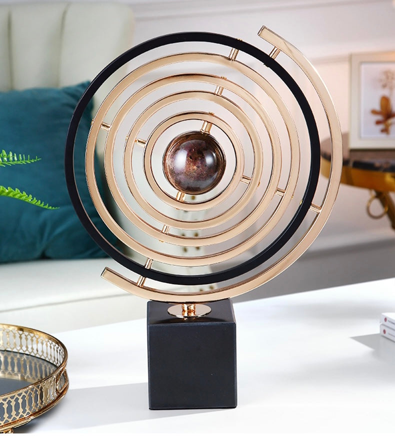 كره ارضية مع مدارات من المعدن والرخام