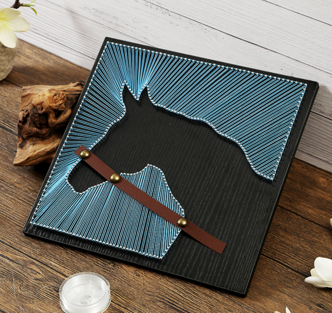 لوحة خيل مصنوعة يدويا من الخيوط والمسامير