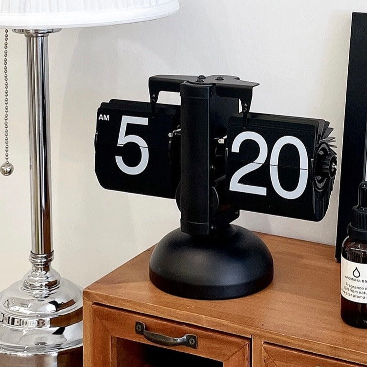 ساعة ديناميكية من الورق والمعدن