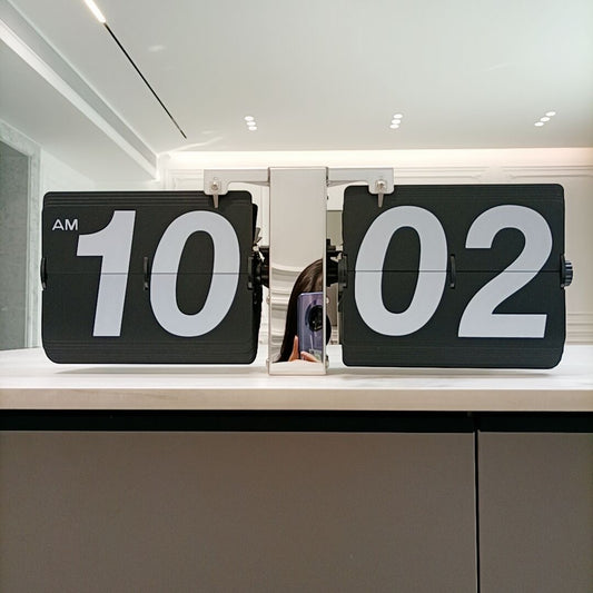 Mechanical automatic page-turning clock