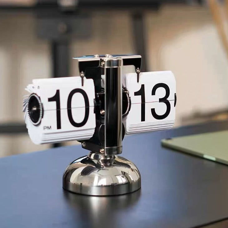 ساعة ديناميكية من الورق والمعدن