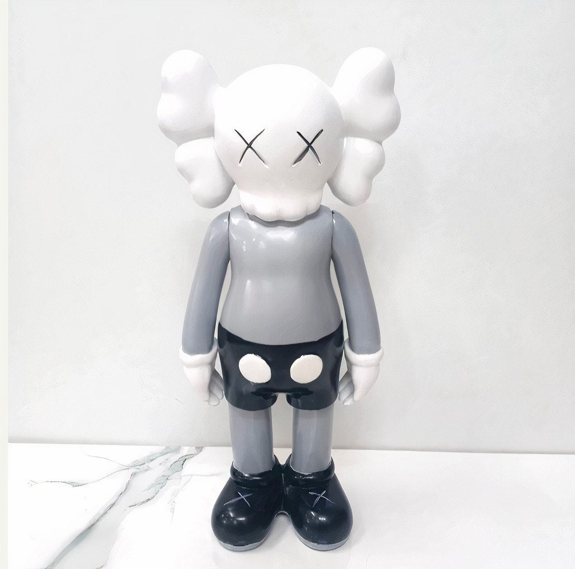 مجسم MANDKAWS 