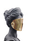 مجسم امرأة مع قناع معدني