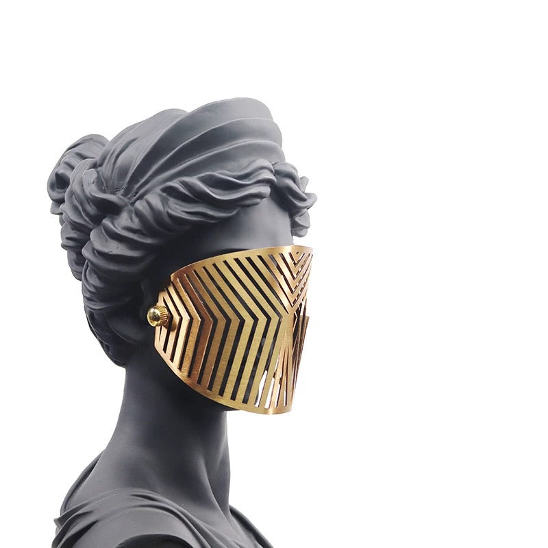 مجسم امرأة مع قناع معدني